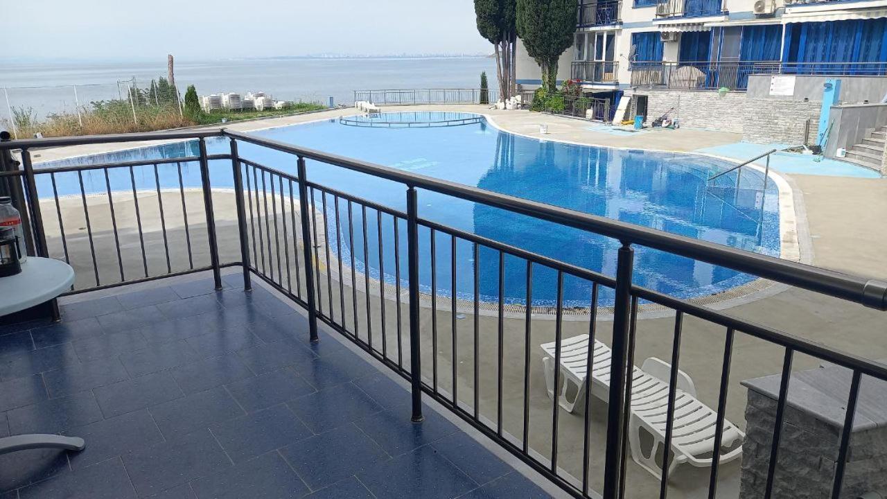 Pomorie Direkt Am Pool Apartment Luaran gambar